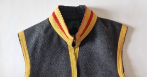 Collar and shoulders of the sleeveless military jacket.