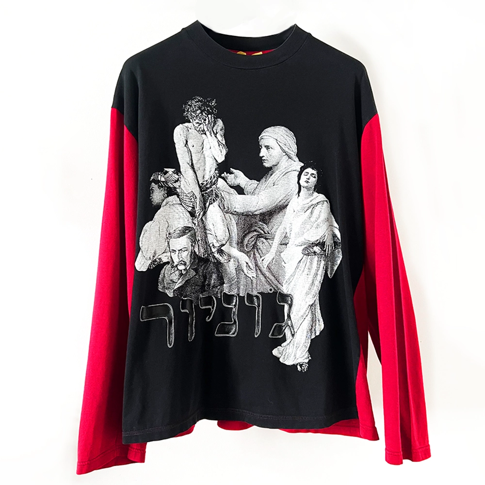 Old ingraved images of people on T-shirt.