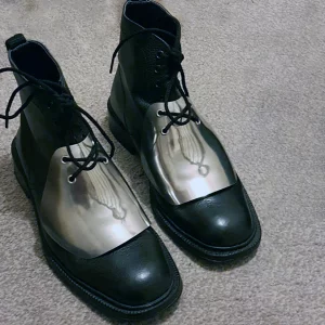 Metal plate on the top of the instep.